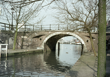 803611 Gezicht op de Zandbrug over de Oudegracht te Utrecht.